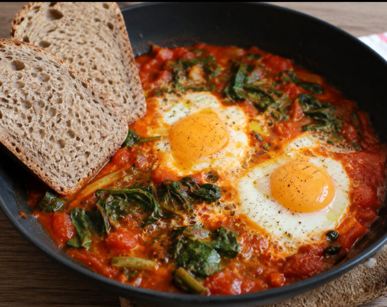 Uova morbide in passata di pomodoro, verdure e pane integrale